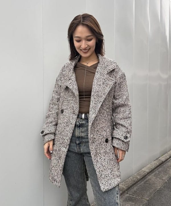 松本 佳菜子さんの「BEAMS WOMEN｜デニム フレア パンツ」を使ったコーディネート