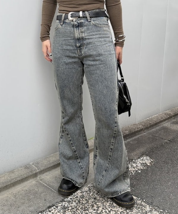 松本 佳菜子さんの「BEAMS WOMEN｜デニム フレア パンツ」を使ったコーディネート