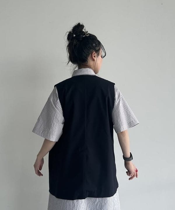 清水 彩乃さんの「BEAMS WOMEN｜maturely / ティーダブワン ボタン ウェーブ ベスト」を使ったコーディネート