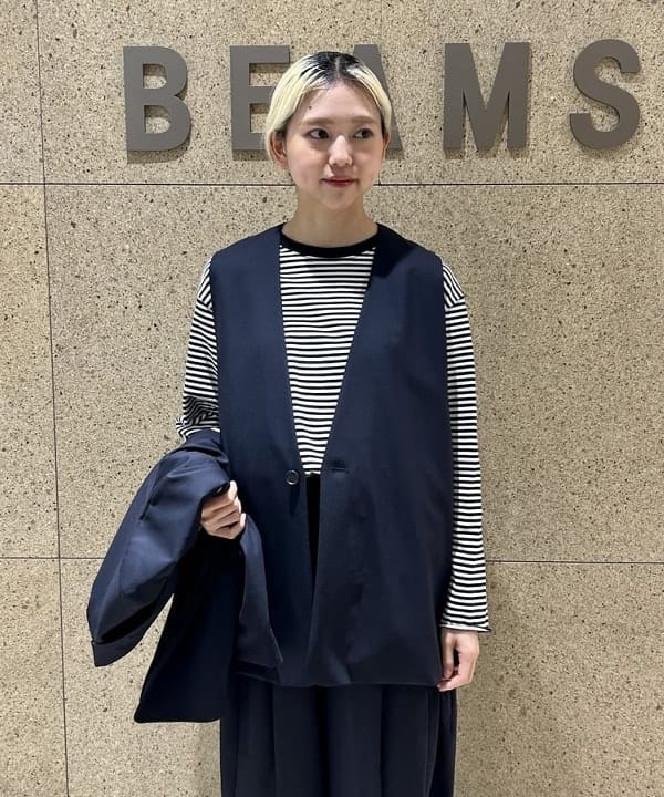 MATSUMOTO AMIさんの「BEAMS WOMEN｜maturely / ティーダブワン ボタン ウェーブ ベスト」を使ったコーディネート