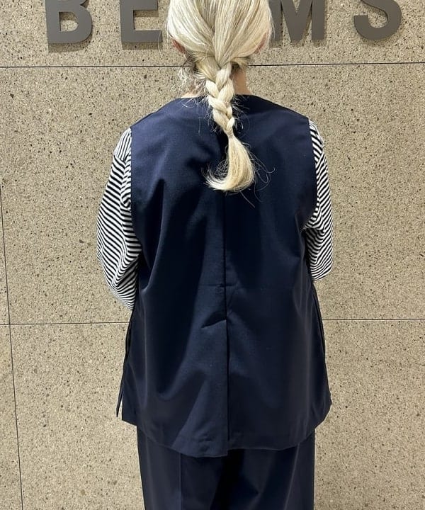 MATSUMOTO AMIさんの「BEAMS WOMEN｜maturely / ティーダブワン ボタン ウェーブ ベスト」を使ったコーディネート