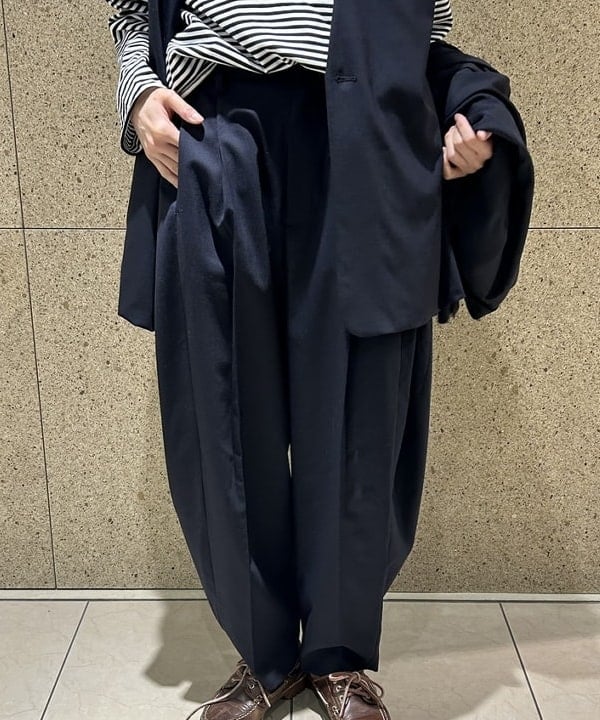 MATSUMOTO AMIさんの「BEAMS WOMEN｜maturely / ティーダブワン ボタン ウェーブ ベスト」を使ったコーディネート