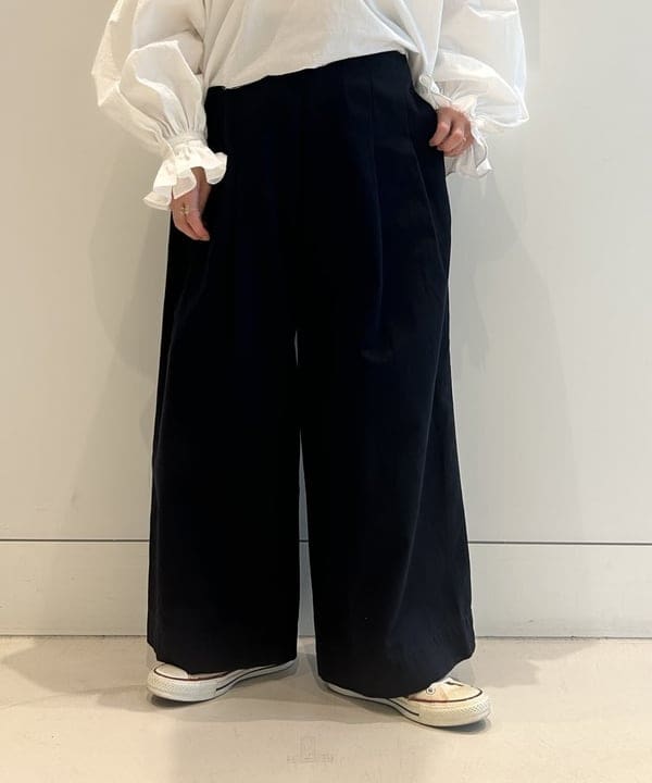 清水 彩乃さんの「BEAMS WOMEN｜ワイド タック チノ パンツ」を使ったコーディネート