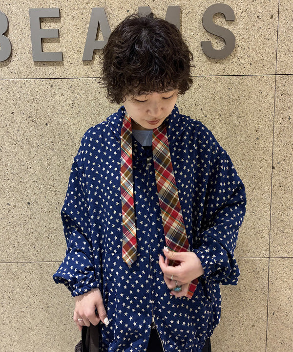 森川 夏衣さんの「BEAMS WOMEN｜マドラス チェック ネクタイ」を使ったコーディネート