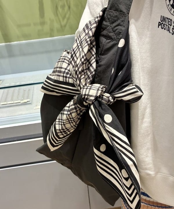 神坂 莉子さんの「BEAMS WOMEN｜コットン シルク スカーフ」を使ったコーディネート