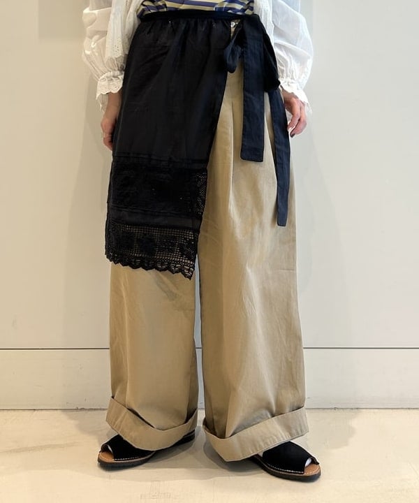 清水 彩乃さんの「BEAMS WOMEN｜カットワーク ブラウス」を使ったコーディネート