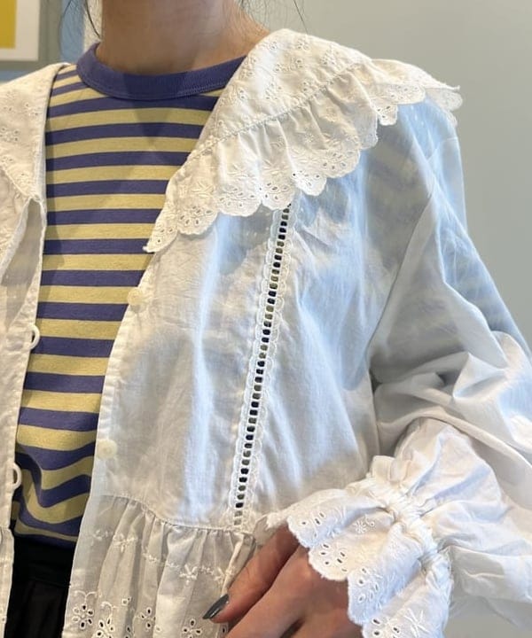 清水 彩乃さんの「BEAMS WOMEN｜カットワーク ブラウス」を使ったコーディネート