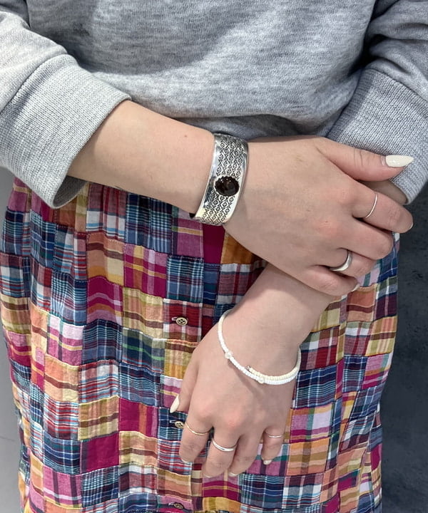 モモさんの「BEAMS WOMEN｜淡水パール &times; ビーズ ネックレス」を使ったコーディネート