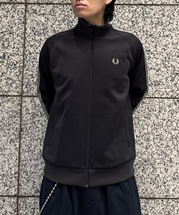 配島 孝明さんの「BEAMS WOMEN｜【別注】FRED PERRY / トラックジャケット」を使ったコーディネート