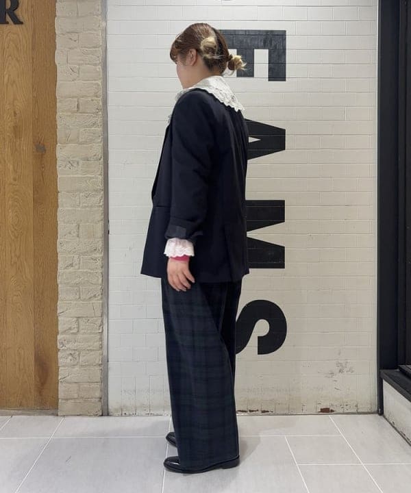 大石彩可さんの「BEAMS WOMEN｜カットワーク ブラウス」を使ったコーディネート