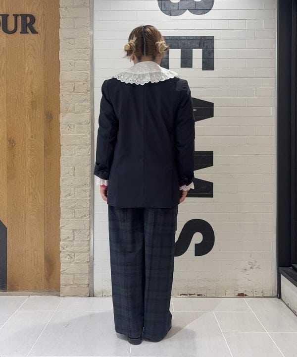 大石彩可さんの「BEAMS WOMEN｜カットワーク ブラウス」を使ったコーディネート