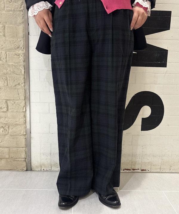 大石彩可さんの「BEAMS WOMEN｜カットワーク ブラウス」を使ったコーディネート