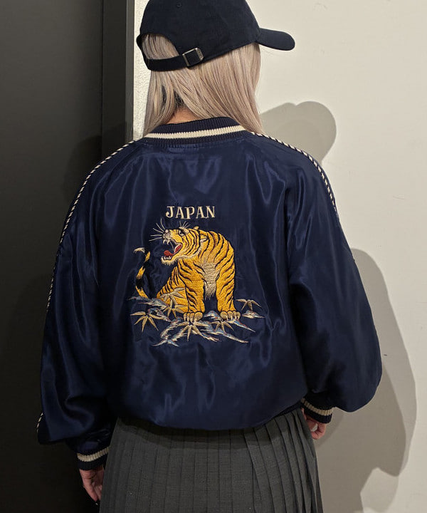 ando naoさんの「BEAMS WOMEN｜【別注】テーラー東洋 / 50th 50％ スカジャン」を使ったコーディネート