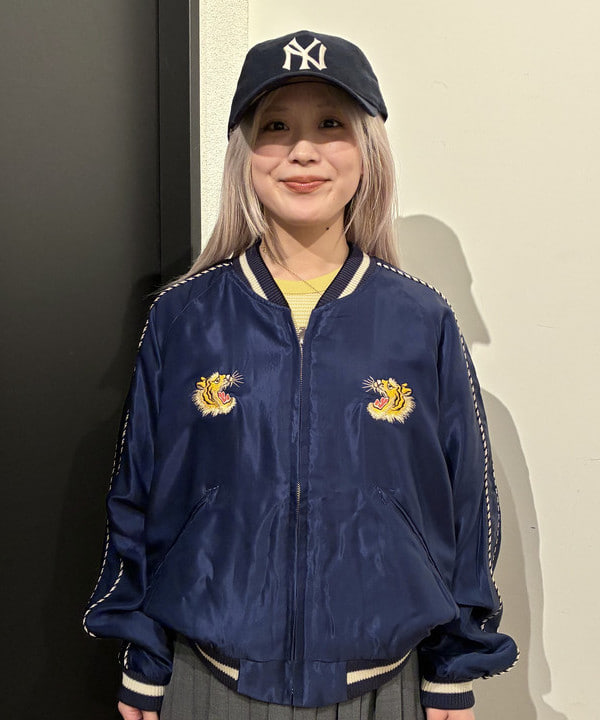 ando naoさんの「BEAMS WOMEN｜【別注】テーラー東洋 / 50th 50％ スカジャン」を使ったコーディネート