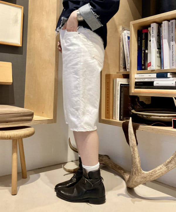 小原 もこさんの「BEAMS WOMEN｜シルバー 太フープ ピアス」を使ったコーディネート