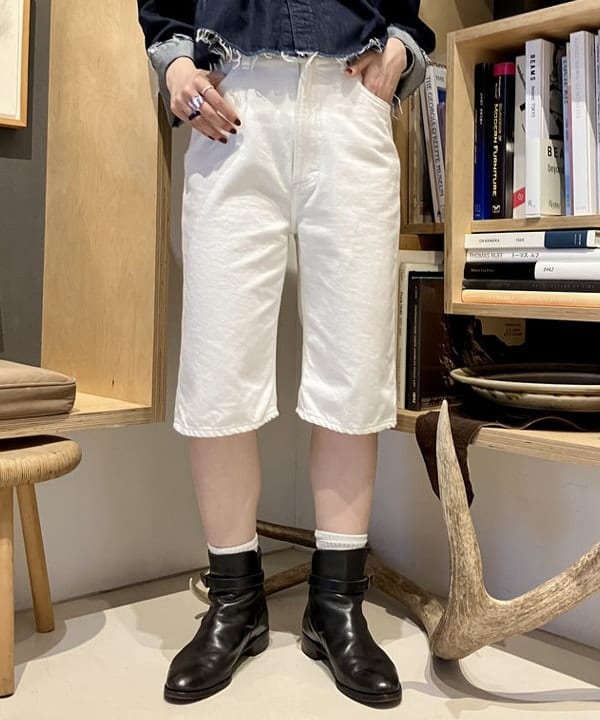 小原 もこさんの「BEAMS WOMEN｜シルバー 太フープ ピアス」を使ったコーディネート