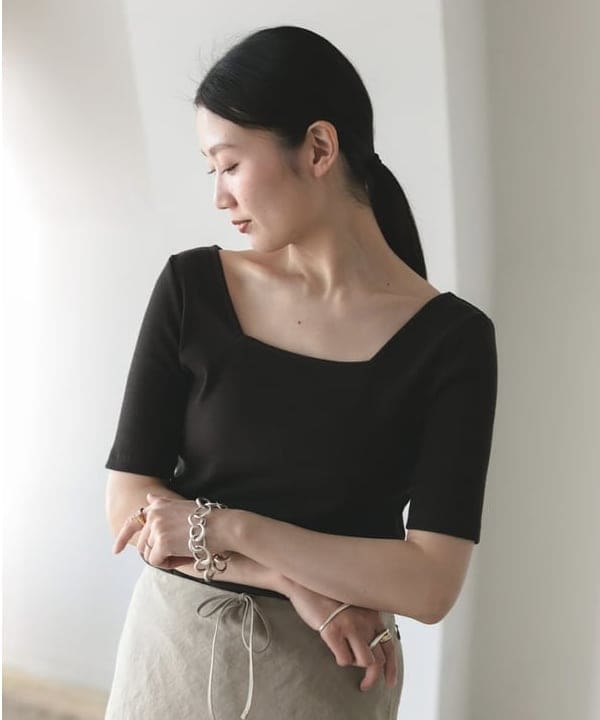 隈元 楓さんの「BEAMS WOMEN｜【別注】スタイリスト佐藤佳菜子 &times; SLOANE / スクエアネック リブ Tシャツ」を使ったコーディネート