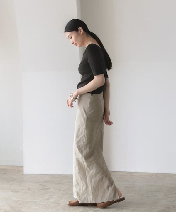 隈元 楓さんの「BEAMS WOMEN｜【別注】スタイリスト佐藤佳菜子 &times; SLOANE / スクエアネック リブ Tシャツ」を使ったコーディネート