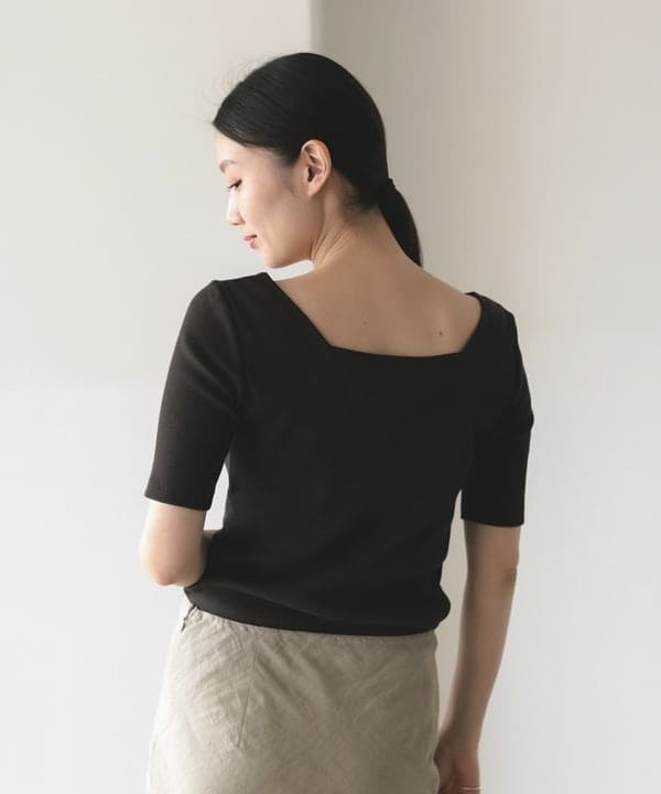 隈元 楓さんの「BEAMS WOMEN｜【別注】スタイリスト佐藤佳菜子 &times; SLOANE / スクエアネック リブ Tシャツ」を使ったコーディネート