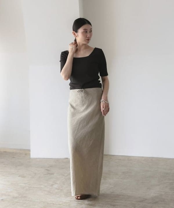 隈元 楓さんの「BEAMS WOMEN｜【別注】スタイリスト佐藤佳菜子 &times; SLOANE / スクエアネック リブ Tシャツ」を使ったコーディネート