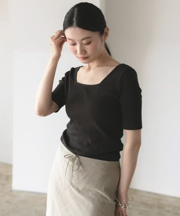 隈元 楓さんの「BEAMS WOMEN｜【別注】スタイリスト佐藤佳菜子 &times; SLOANE / スクエアネック リブ Tシャツ」を使ったコーディネート