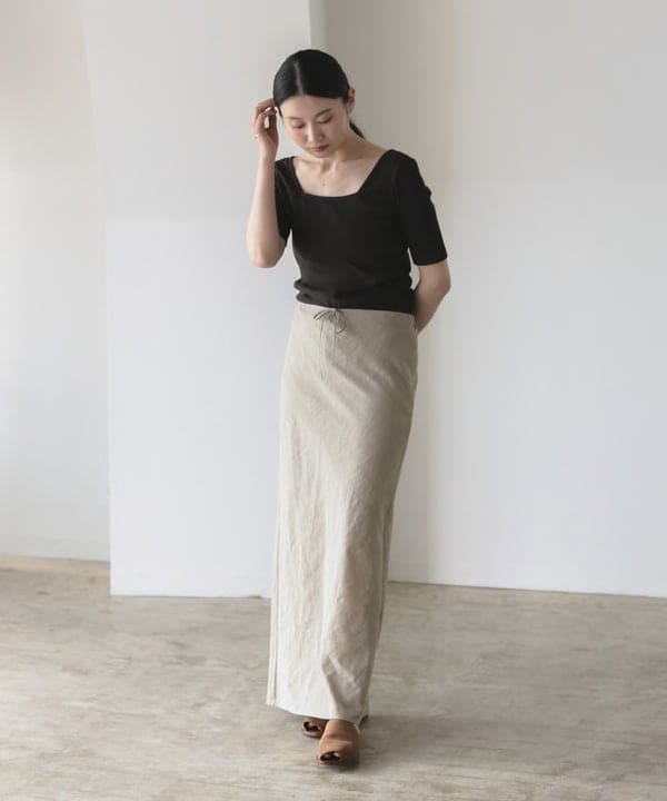 隈元 楓さんの「BEAMS WOMEN｜【別注】スタイリスト佐藤佳菜子 &times; SLOANE / スクエアネック リブ Tシャツ」を使ったコーディネート