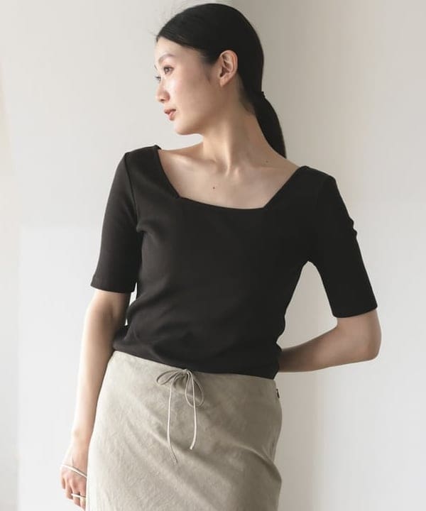 隈元 楓さんの「BEAMS WOMEN｜【別注】スタイリスト佐藤佳菜子 &times; SLOANE / スクエアネック リブ Tシャツ」を使ったコーディネート