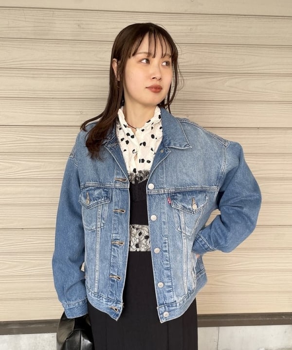 カタヤマ アヤさんの「BEAMS WOMEN｜LEVI&rsquo;S(R) / 90S トラッカージャケット」を使ったコーディネート