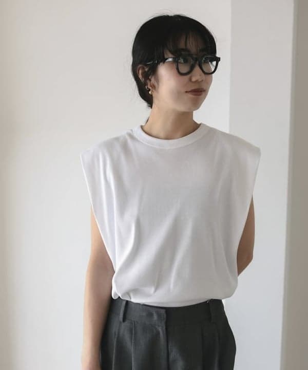 中丸　栞さんの「BEAMS WOMEN｜ポプリン 2タックパンツ」を使ったコーディネート