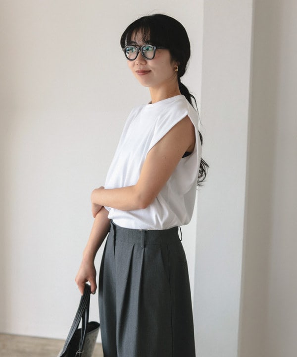 中丸　栞さんの「BEAMS WOMEN｜ポプリン 2タックパンツ」を使ったコーディネート