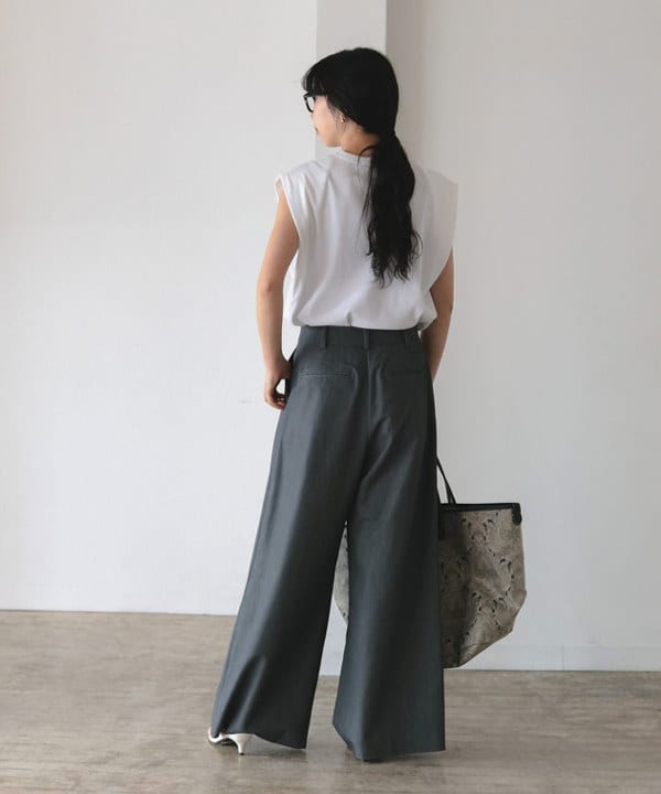 中丸　栞さんの「BEAMS WOMEN｜ポプリン 2タックパンツ」を使ったコーディネート