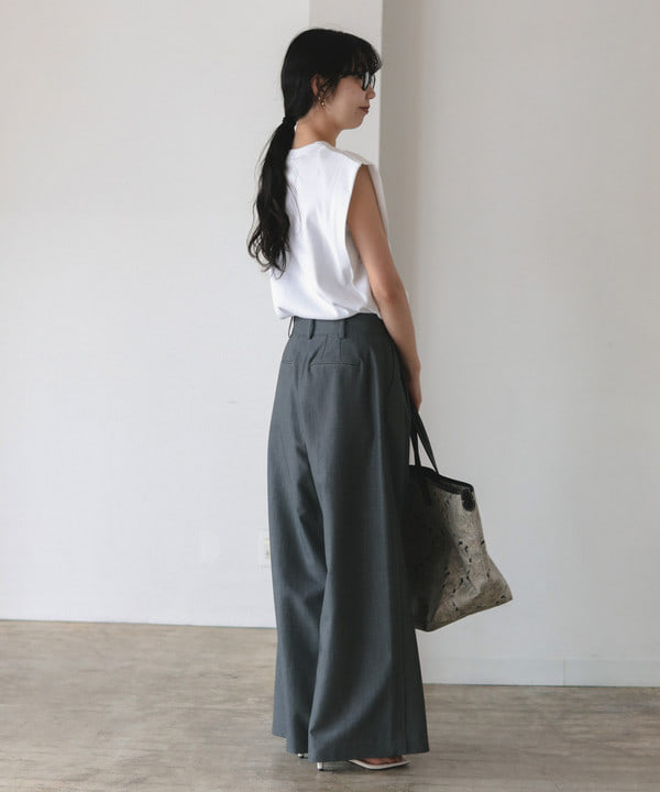 中丸　栞さんの「BEAMS WOMEN｜ポプリン 2タックパンツ」を使ったコーディネート