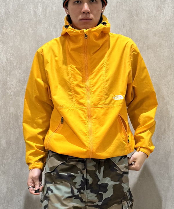 配島 孝明さんの「BEAMS WOMEN｜M65 メッシュ カーゴパンツ」を使ったコーディネート