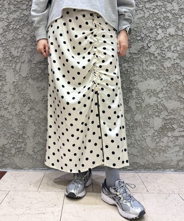 マツモト アカネさんの「BEAMS WOMEN｜ドット サテン フリル スカート」を使ったコーディネート