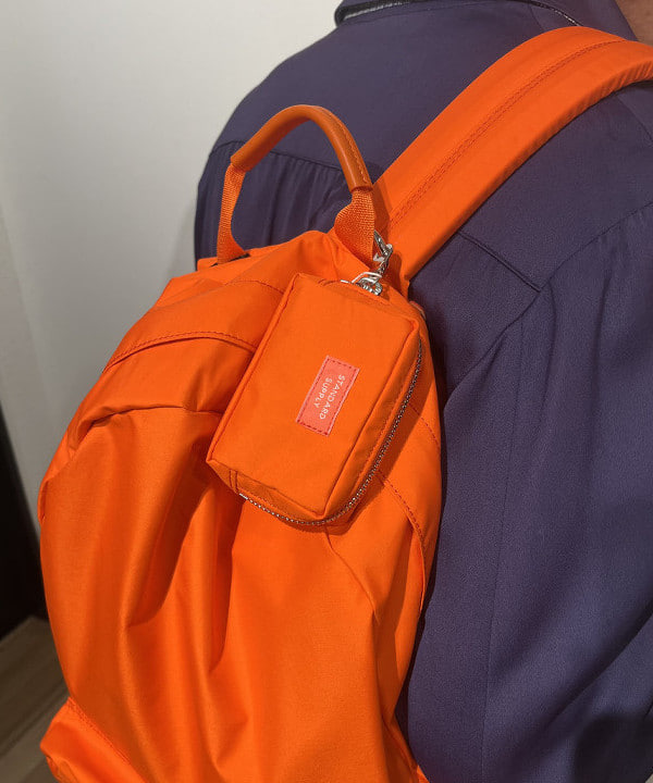 BANさんの「BEAMS WOMEN｜【別注】STANDARD SUPPLY / スクエアチャームポーチ "BEAMS ORANGE"」を使ったコーディネート