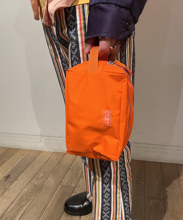 BANさんの「BEAMS WOMEN｜【別注】STANDARD SUPPLY / スクエアチャームポーチ "BEAMS ORANGE"」を使ったコーディネート
