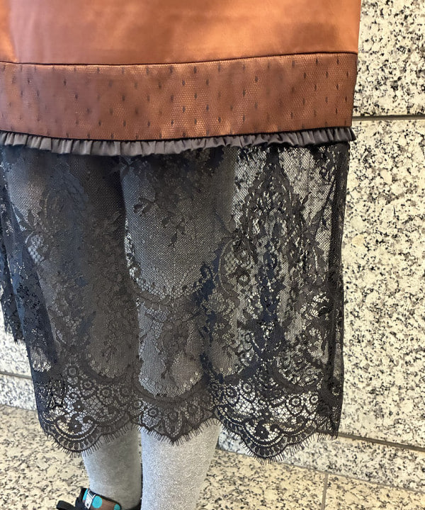 加歩さんの「BEAMS WOMEN｜サテン レースキリカエ タイト スカート」を使ったコーディネート