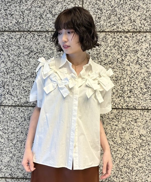 加歩さんの「BEAMS WOMEN｜サテン レースキリカエ タイト スカート」を使ったコーディネート