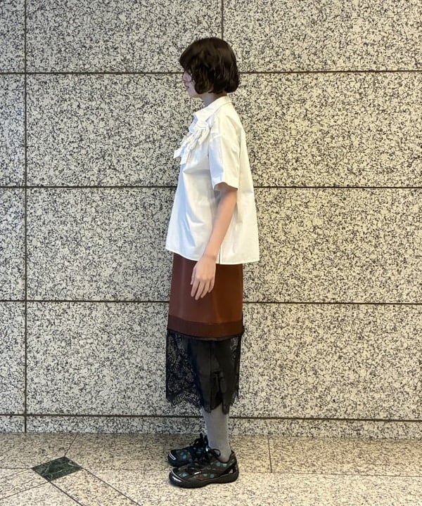 加歩さんの「BEAMS WOMEN｜サテン レースキリカエ タイト スカート」を使ったコーディネート