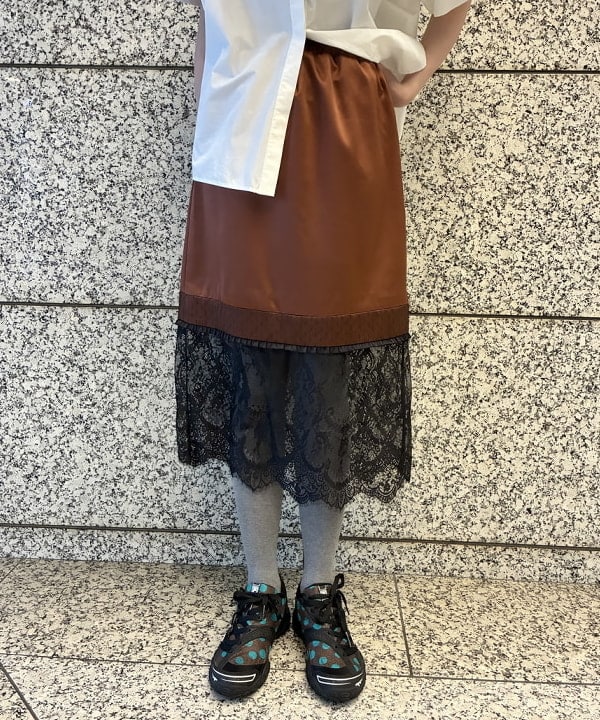 加歩さんの「BEAMS WOMEN｜サテン レースキリカエ タイト スカート」を使ったコーディネート