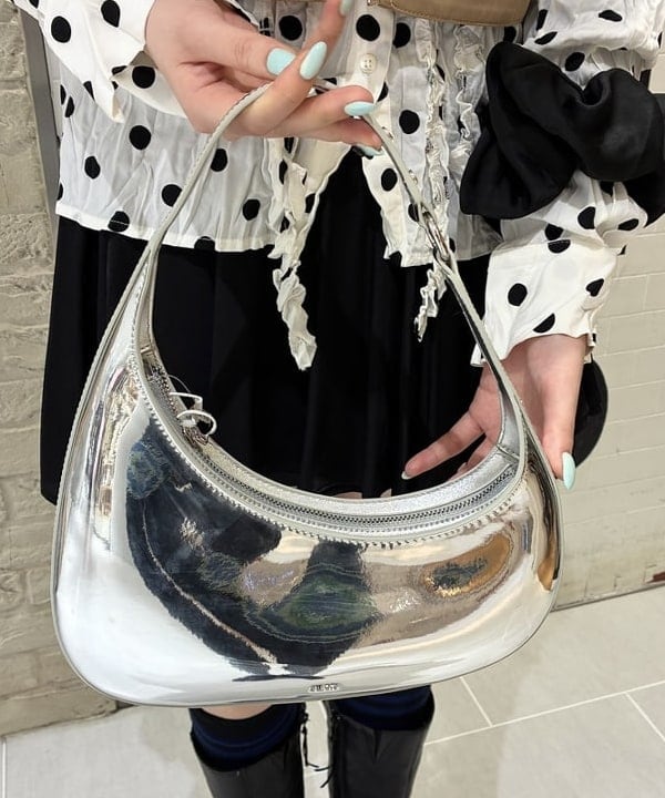 江口 息吹さんの「BEAMS WOMEN｜ドット クリンクル フリル シャツ」を使ったコーディネート