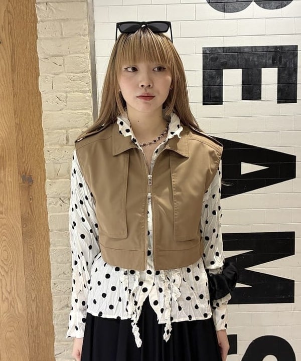 江口 息吹さんの「BEAMS WOMEN｜ドット クリンクル フリル シャツ」を使ったコーディネート