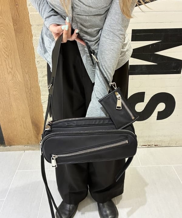 江口 息吹さんの「BEAMS WOMEN｜ワイド ショルダー バッグ」を使ったコーディネート