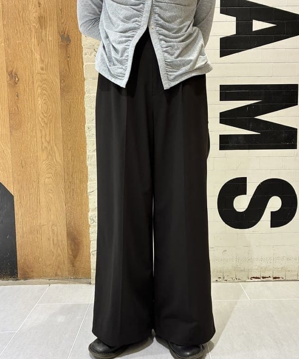 江口 息吹さんの「BEAMS WOMEN｜ワイド ショルダー バッグ」を使ったコーディネート