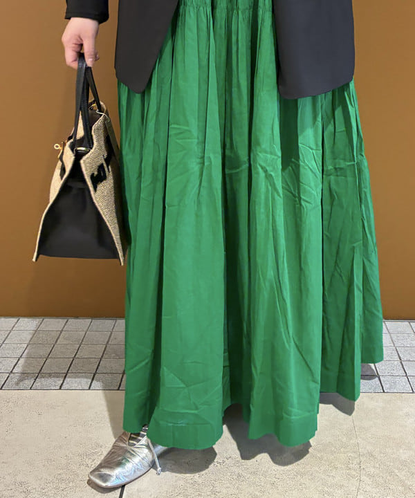 塚越 有紀さんの「BEAMS WOMEN｜VIOLAd&rsquo;ORO / ラフィア調 クロア バッグ」を使ったコーディネート