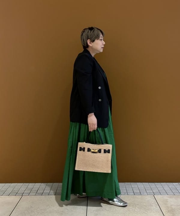 塚越 有紀さんの「BEAMS WOMEN｜VIOLAd&rsquo;ORO / ラフィア調 クロア バッグ」を使ったコーディネート