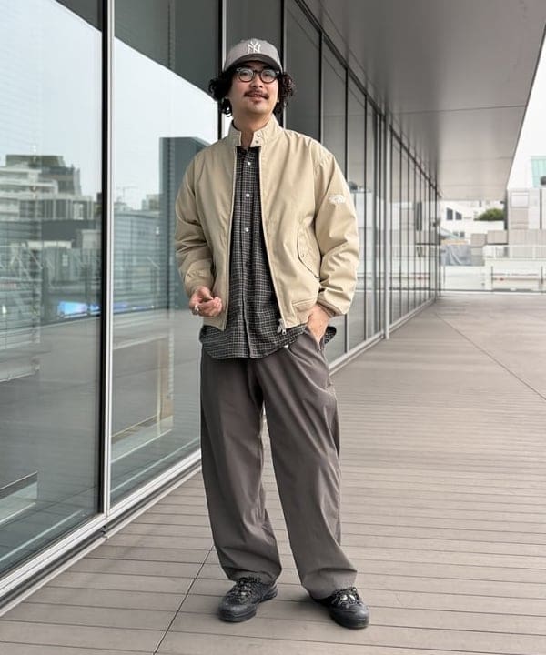 BAKU(東江 漠)さんの「BEAMS WOMEN｜【別注】Gramicci / 4WAYストレッチ ナイロン スラックス」を使ったコーディネート