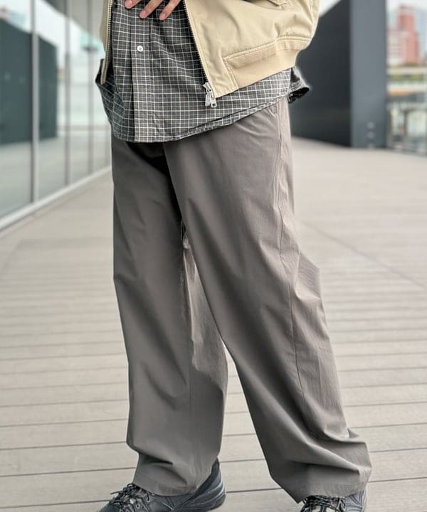 BAKU(東江 漠)さんの「BEAMS WOMEN｜【別注】Gramicci / 4WAYストレッチ ナイロン スラックス」を使ったコーディネート