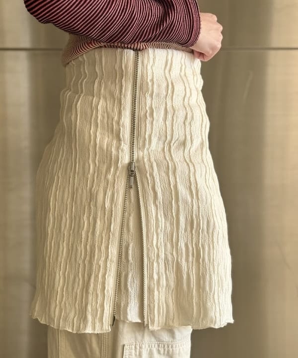 みりさんの「カット ジャカード ジップ シャツ」を使ったコーディネート