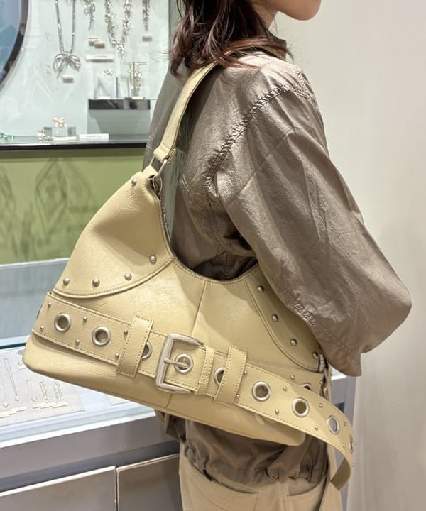 神坂 莉子さんの「BEAMS WOMEN｜スタッズ ベルト バッグ」を使ったコーディネート